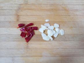 大蒜切成片，干红辣椒掰成小段。