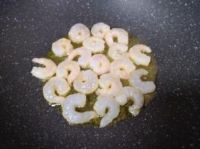 炒锅内倒适量的食用油烧热，放入腌制好的虾仁。