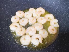 将虾仁煎熟盛出备用。