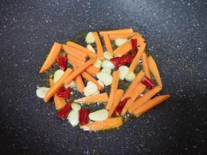 下入胡萝卜翻炒至变色。