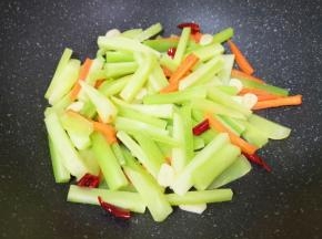 下入莴笋条，翻炒至莴笋条变软。