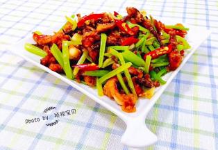 鱿鱼须爆香芹装入盘中