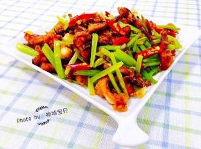 鱿鱼须爆香芹装入盘中