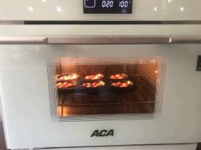 把馒头放到ACA北美电器小白蒸烤箱从下往上第二格选择diy蒸模式100度蒸20分钟左右。时间到了以后不要急着开门，焖3分钟左右把它取出来脱膜就可以了！