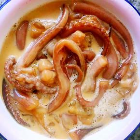 打入一个鸡蛋放入淀粉和调味料一起拌匀腌制半小时入味