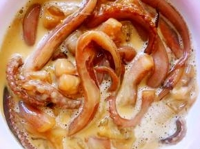 打入一个鸡蛋放入淀粉和调味料一起拌匀腌制半小时入味