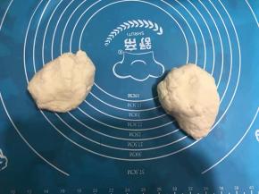 揉好的面团揉均匀平均分成两份。