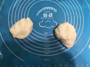 揉好的面团揉均匀平均分成两份。