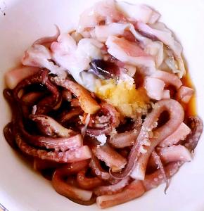 放入调味料糖、一品鲜酱油、蚝油、料酒、黑胡椒粉