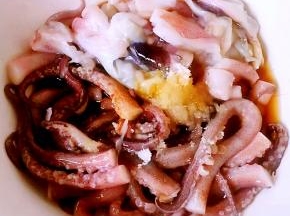 放入调味料糖、一品鲜酱油、蚝油、料酒、黑胡椒粉