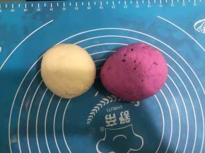 发酵好了后取出来分别揉开排气。