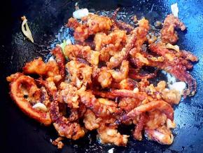 放入炸好鱿鱼须大火快速翻炒