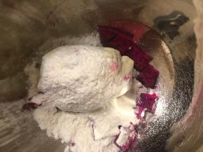 一份加入火龙果块和适量面粉，用手揉成一个光滑的面团。