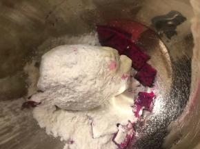 一份加入火龙果块和适量面粉，用手揉成一个光滑的面团。