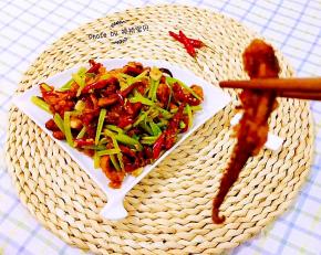 鱿鱼须入口鲜嫩无比混搭着芹菜的清香味道一级棒