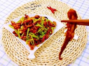 鱿鱼须入口鲜嫩无比混搭着芹菜的清香味道一级棒