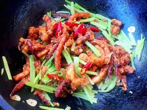 调味料炒匀撒上辣椒段提鲜即可出锅享用