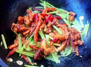 调味料炒匀撒上辣椒段提鲜即可出锅享用