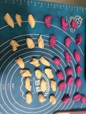 把两种颜色的面团分别分成若干大约5g左右的小面团。