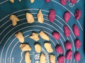 把两种颜色的面团分别分成若干大约5g左右的小面团。