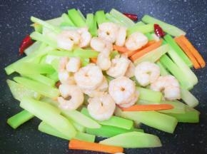 下入煎熟的虾仁。