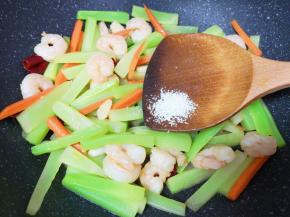 放蘑菇精翻炒均匀，关火出锅。