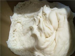 300克面粉，15克油，15克糖，3克酵母，170克左右的水，和成和耳垂差不多软的面团，放温暖的地方发酵至2.5倍左右大，就是有疏松的蜂窝组织。