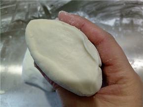 切一团面看一下，没有明显的气孔，面就揉好了。包子馒头想要好吃，都要尽量揉成这样。