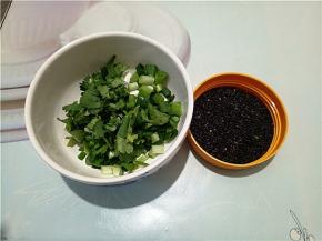 准备一些葱花香菜末，熟的黑芝麻。