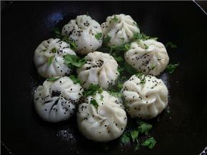 水第二次快焖干还剩一点点时，开盖撒一点芝麻和葱花，再盖上继续焖一分钟，然后开盖煎至水干就可以了。