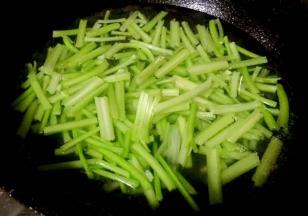 芹菜摘好洗净切成小段锅中烧开水放入芹菜焯水断生时间不宜过长