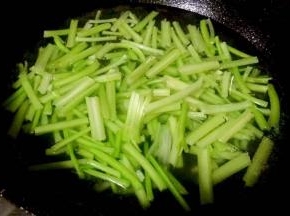 芹菜摘好洗净切成小段锅中烧开水放入芹菜焯水断生时间不宜过长