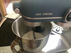 把除了火龙果以外的食材都放进ACA北美电器厨师机里，用2挡揉到没有干粉，改3档揉成一个面团。