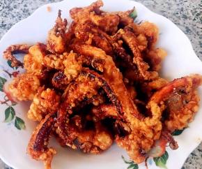 鱿鱼须炸至金黄色漂浮起来即可捞出装入盘中