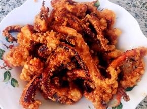 鱿鱼须炸至金黄色漂浮起来即可捞出装入盘中