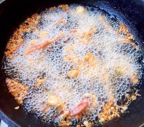 锅中倒入适量油加热放入鱿鱼须炸起来