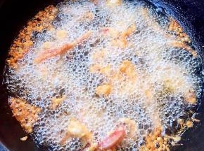 锅中倒入适量油加热放入鱿鱼须炸起来