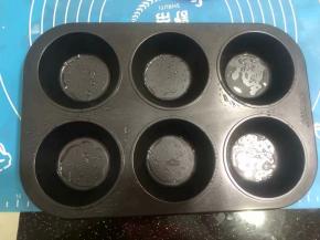 模具刷一层油。