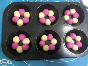 3个白色3个粉色一共6个为一组，间隔地排放在模具中。