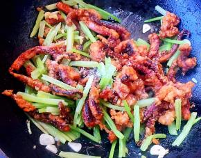 放入芹菜段同时放入盐和味精