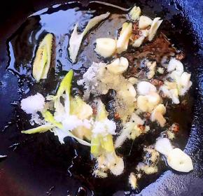 另起锅倒入少许油加热放入葱姜蒜爆香再放入糖炒匀