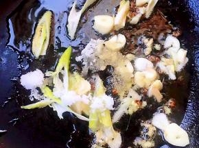 另起锅倒入少许油加热放入葱姜蒜爆香再放入糖炒匀