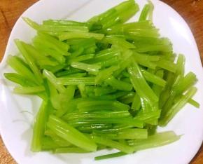 焯好水的芹菜立即放冷水中过凉沥干水份
