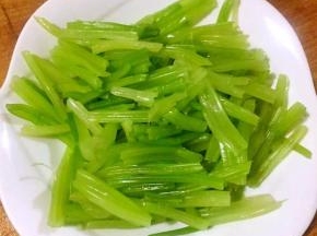 焯好水的芹菜立即放冷水中过凉沥干水份