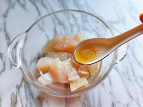 将切好的龙利鱼放入器具中，加入料酒。