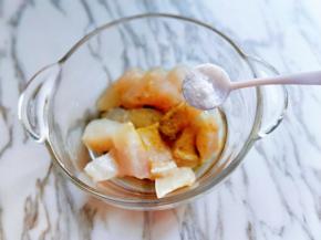 加入盐。(盐的量也要根据自己的口味来添加)