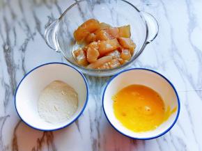 鸡蛋敲碗里，我和筷子打散。