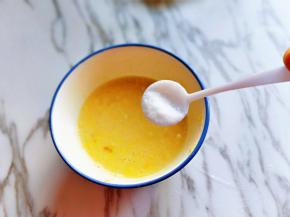 将蛋液倒入面粉的碗中，加入盐，搅拌均匀，无干粉。