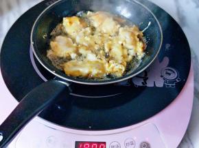 起油锅，之后用筷子将挂满面糊的龙利鱼夹入油锅中，炸至微黄，捞出即可。