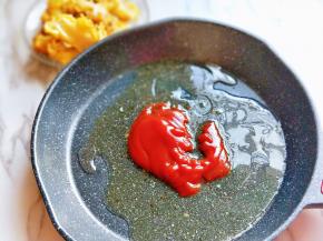 另起油锅，加入番茄酱。